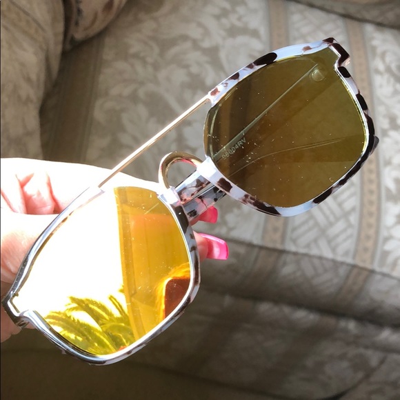 Mirrored sunglasses 😎 with grey leopard frames - Picture 6 of 8